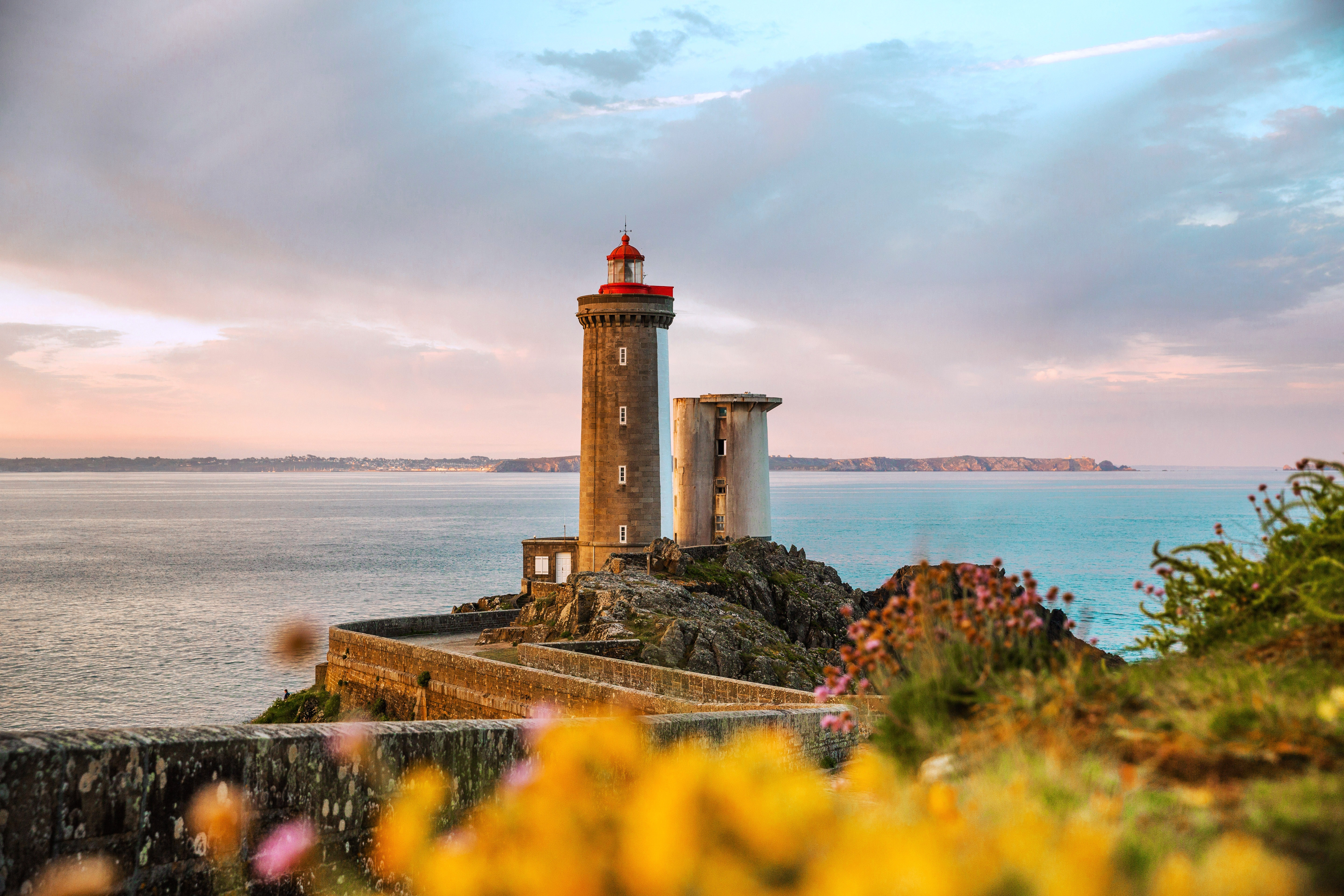 photo d'un phare de Brest pour illustrer la ville de l'école AFTEC, le phare est entouré par la mer.